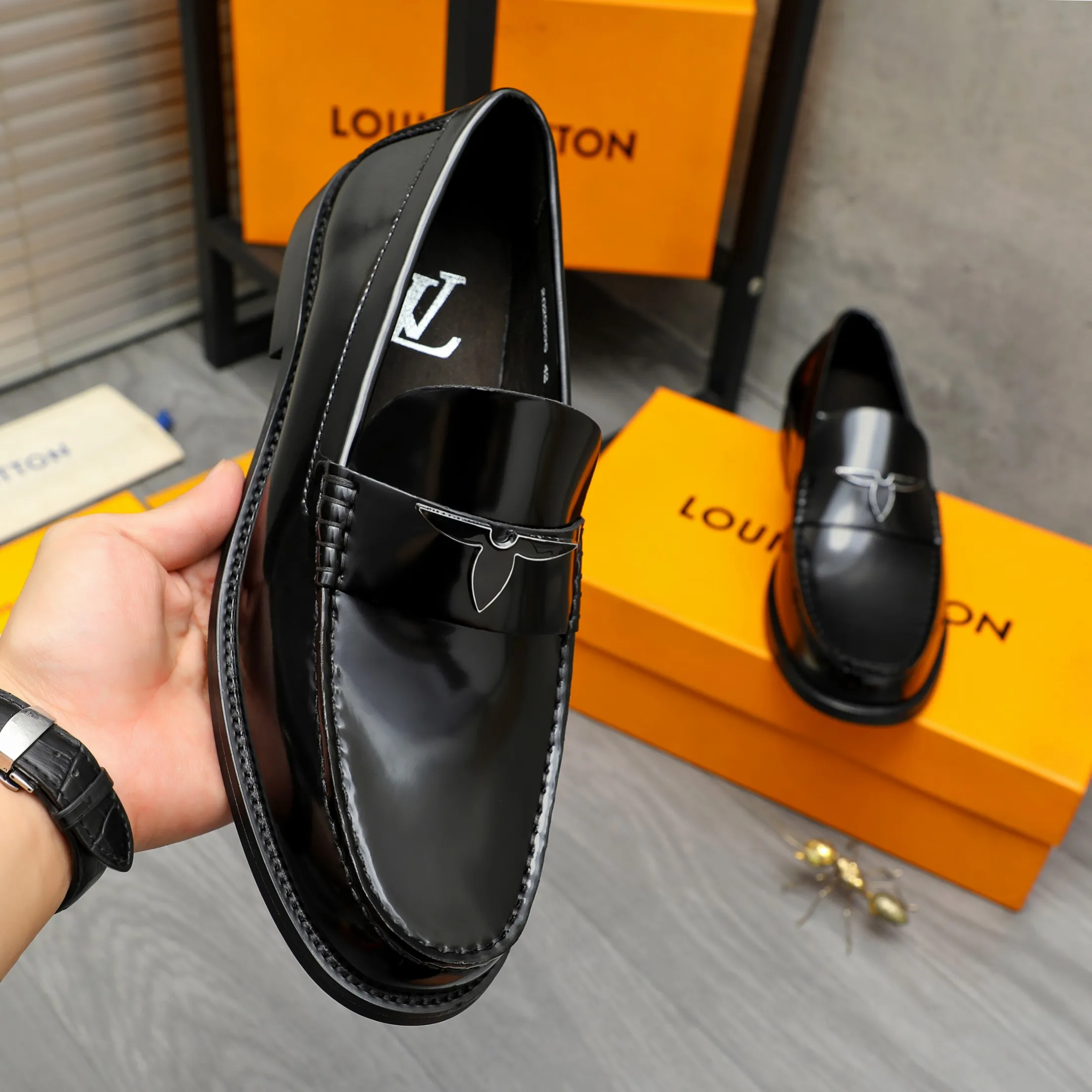Men's shoes 💰420 Product trademark: LV "Louis Vuitton" business slip-on leather shoes Regular size: 38-45 (45 is custom-made and non-returnable) Product materials: Selected pearlescent cowhide upper, cowhide lining, original outsole